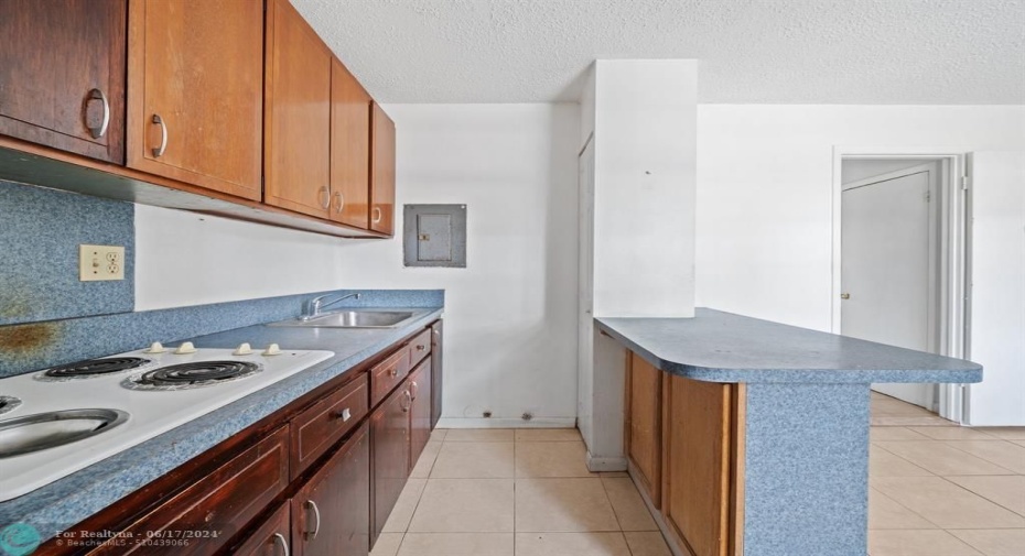 FULL KITCHEN WITH  PANTRY