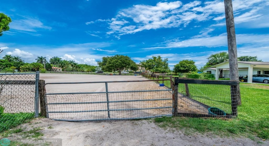 GATE TO ARENA 15 FEET FROM STALLS