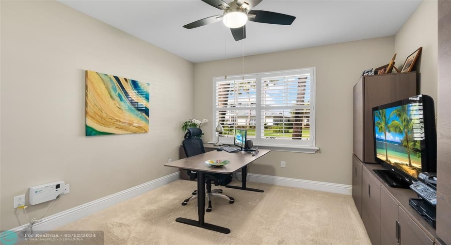 Guest room with adjacent full bath