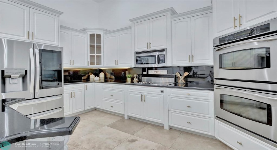 Solid wood cabinetry, stainless steel appliances