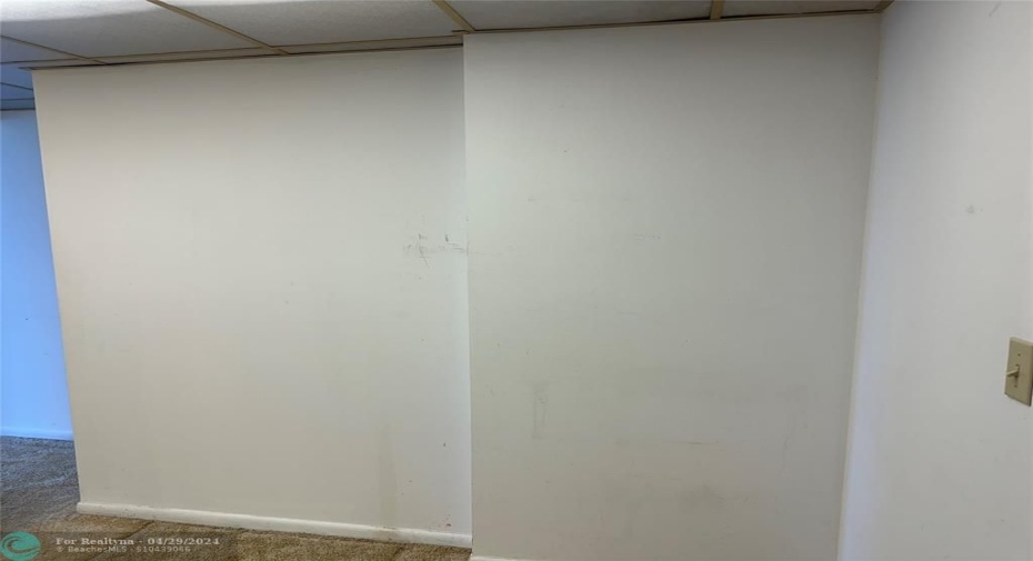 Ample space behind empty Wall