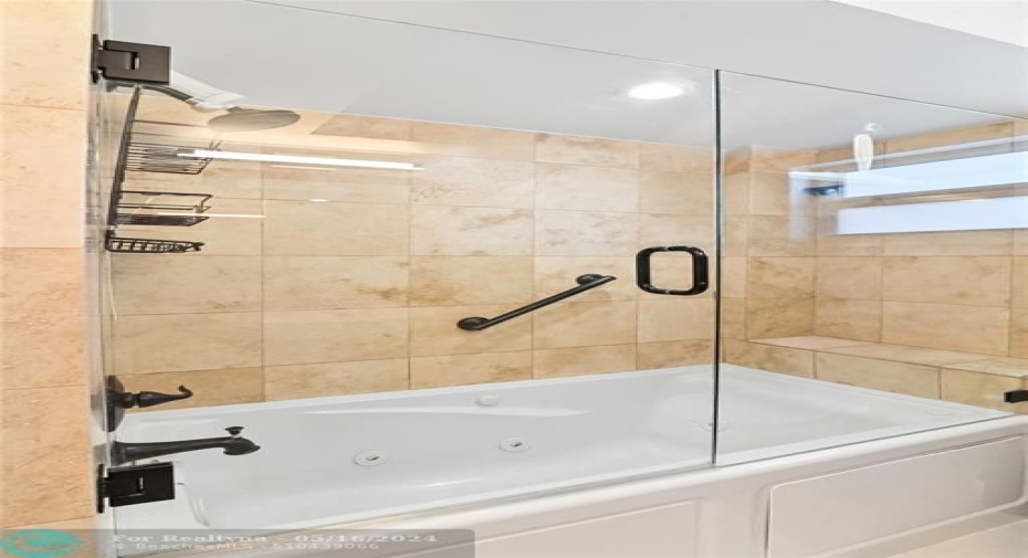 jacuzzi Tub w Frameless shower