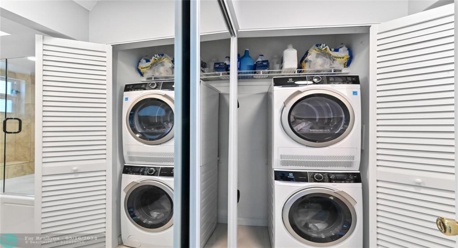 In suite Washer Dryer mirror shows 2nd image