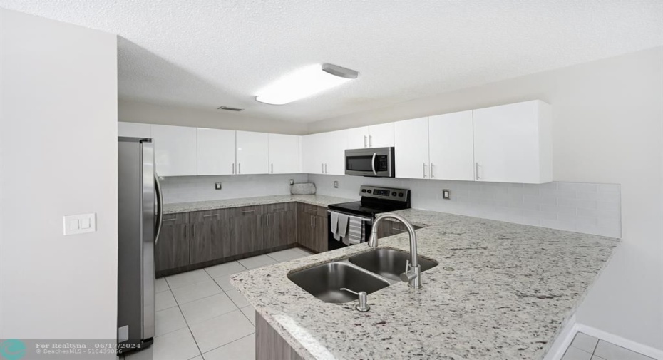 Stylish Kitchen.. LOTS of Cabinets and Granite Countertops