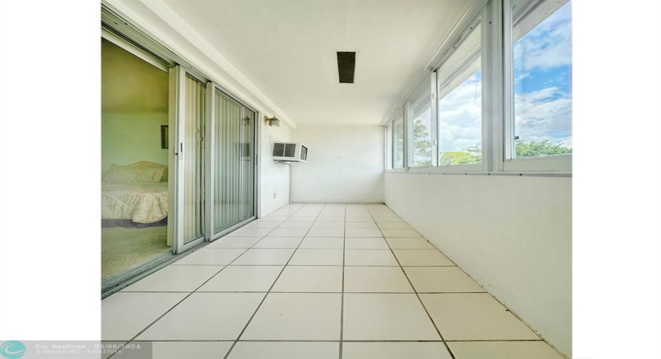 Enclosed Patio w/Tile Floor