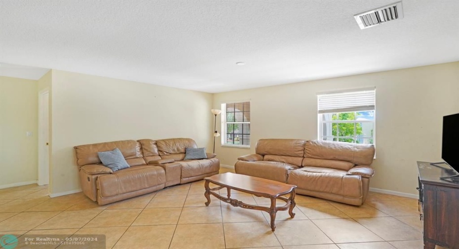 LARGE LIVING ROOM UPSTAIRS ( LOFT )