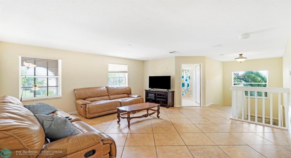 LARGE LIVING ROOM UPSTAIRS ( LOFT)