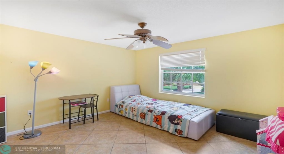 1ST GUEST BEDROOM UPSTAIRS