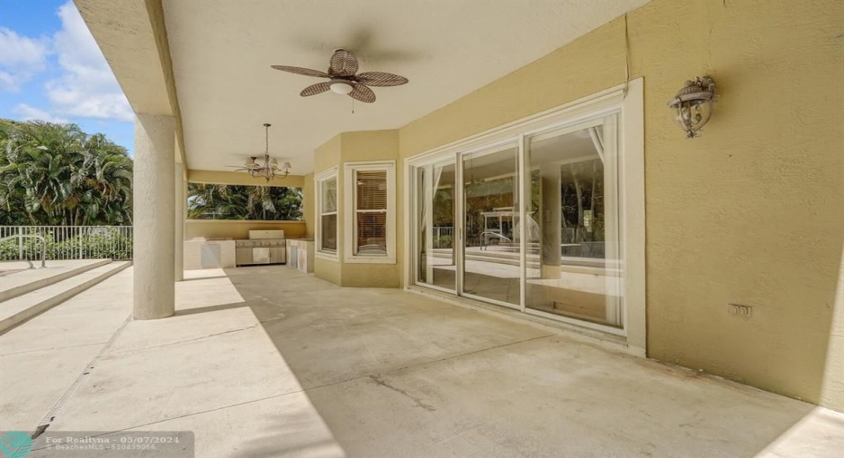 LARGE COVERED PATIO