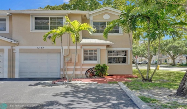 Cooper City Townhome with garage, new ROOF, new pipes, & new AC