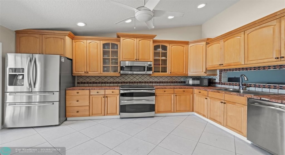 Nice sized kitchen, great for entertaining, with stainless steel appliances, including a double oven. Plenty of light from the French doors that lead out to a private patio. Can be an eat- in kitchen with enough room for a small kitchen table. Pass through great for entertaining