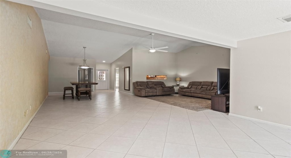 Spacious Dining/Living Room