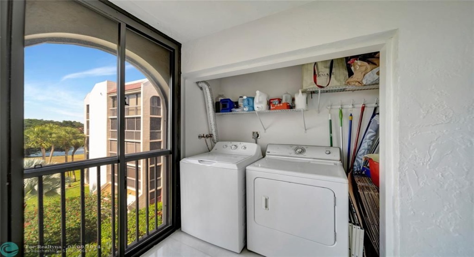 Full Size Washer/Dryer In-Unit