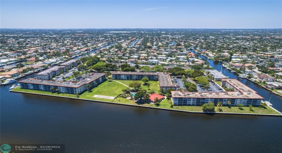 The Palm Aire Community is located on the main intracoastal with tons of green space