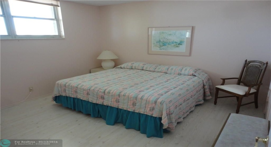 GUEST BEDROOM/KING OR TWIN BEDS