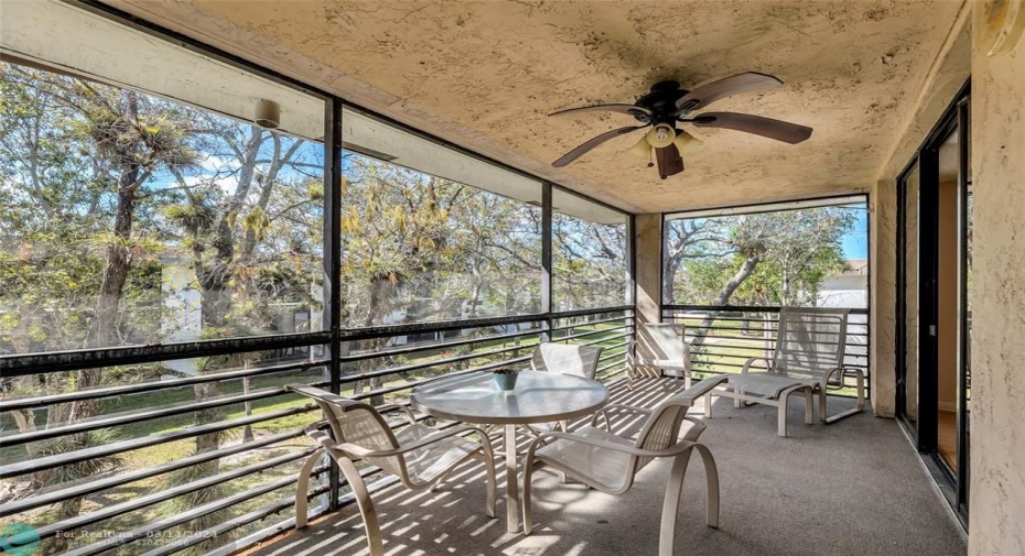 Relax in the screened patio overlooking Trees. If you enjoy bird watching- this is the place!