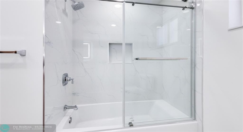 Guest Bathroom Tub/Shower Combo