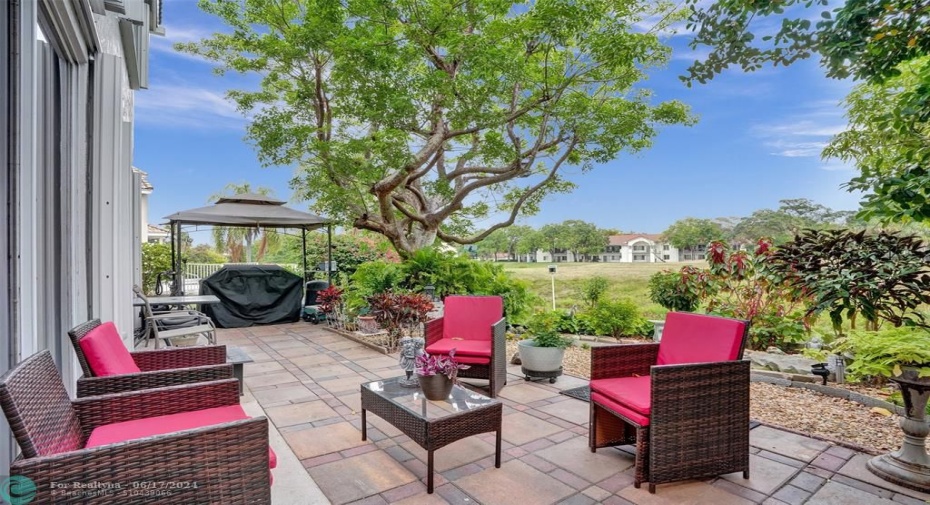 *RELAX AND ENJOY YOUR MORNING COFFEE & TRANQUILITY ON YOUR OPEN PATIO.*
