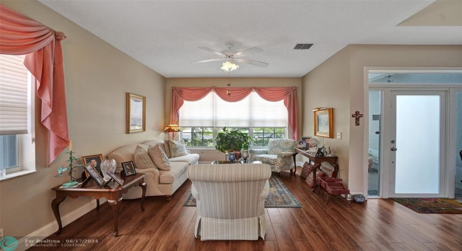 *THIS HOME HAS A FABULOUS OPEN CONCEPT LAYOUT W/LR, DR & SEPARATE FAMILY ROOM*