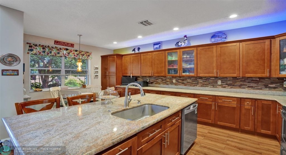 *LARGE SPACIOUS EAT IN KITCHEN W/PLENTY OF CABINET STORAGE & COUNTER SPACE & LARGE PANTRY*