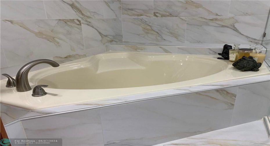 Nice bathtub to soak in