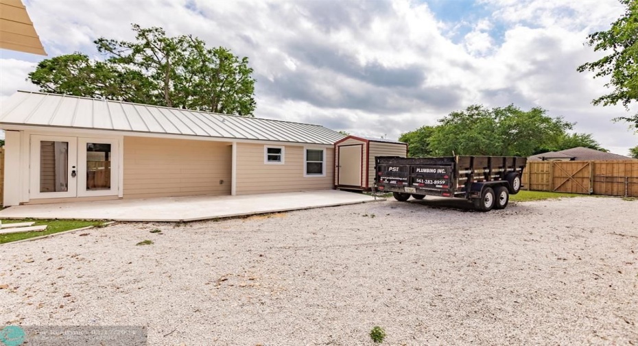 Open back yard for parking boat, RV etc. Back entrance.