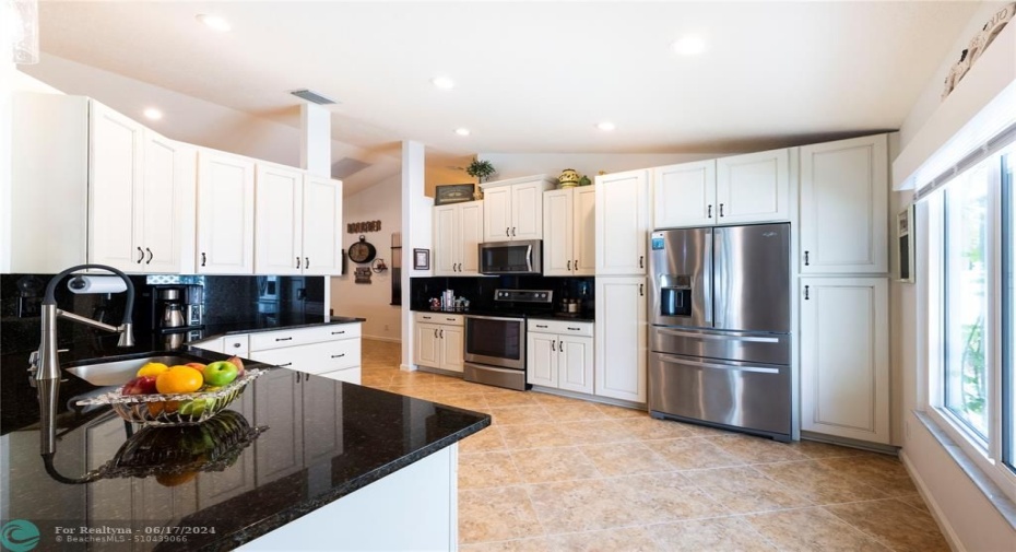 Granit Countertops and Backslash Eat-in Kitchen