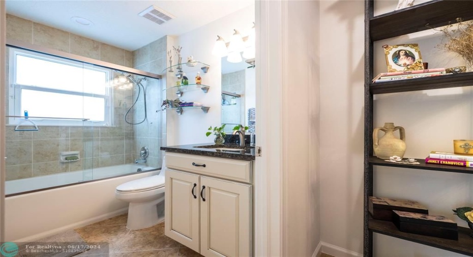 Guest Bathroom Jacuzzi Tub All Newer Fixtures