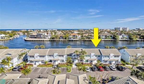 2 Bedroom / 2.5 Bath townhouse in Boca Quay located on the Intracoastal