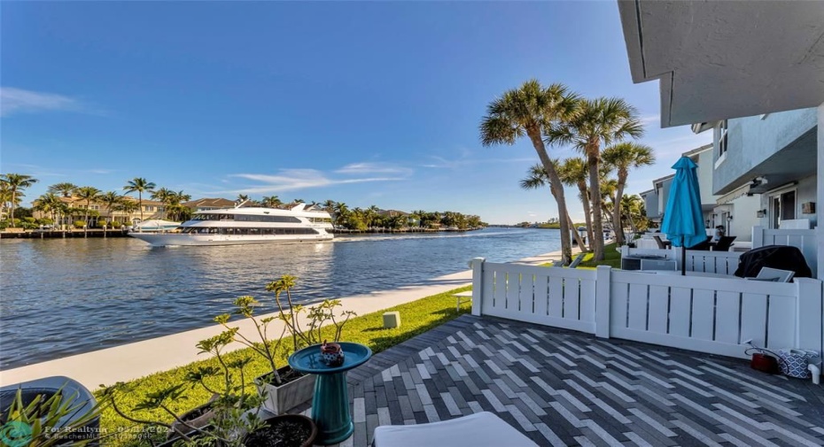 Great views of main intracoastal and perfect for boat watching