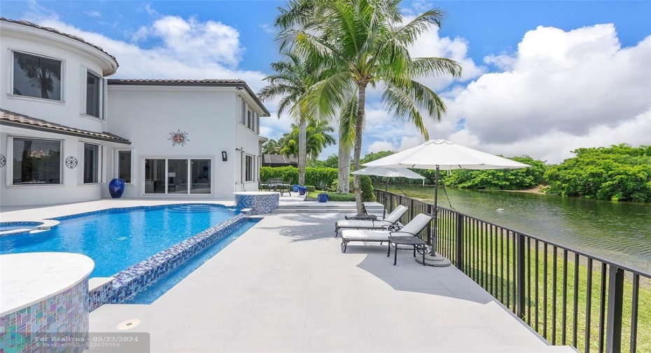 This back garden is fully fenced and has a long doggie run down the side of the house, The area at the end of the pool by the palm trees is the best sun-catching ray area, Overlooking the lake you can see the privacy is phenomenal.