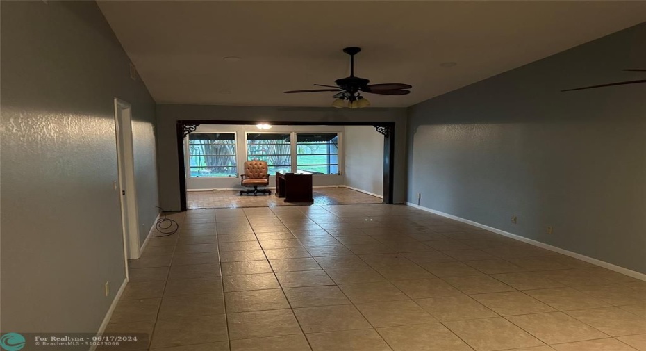 huge dinning / living / plus huge bonus room