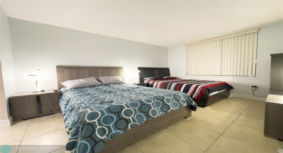 Large enough master bedroom to fit 2 queen size beds