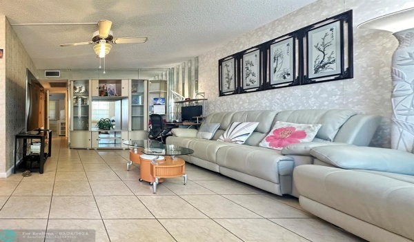 Spacious Living Room w/Mirrored Wall