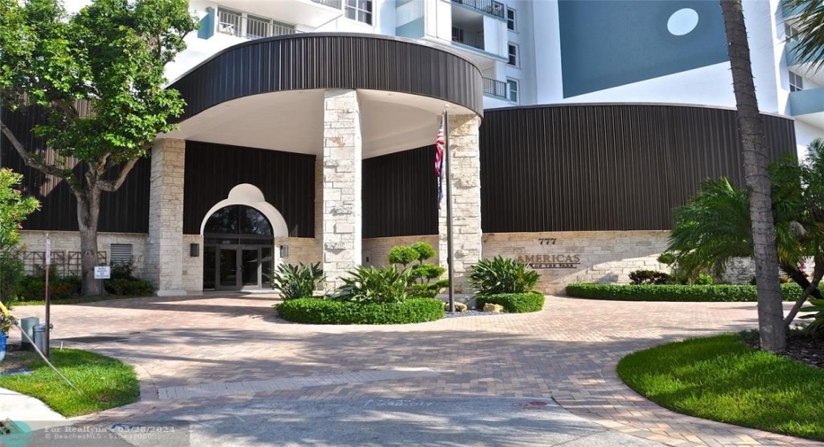 A Grand entrance awaits your guests as Bayshore Drive ends at the door.  Meaning the quiet culdesac has no noise from through traffic.
