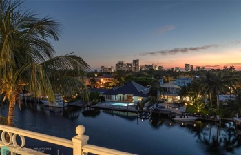 Magnificent skyline and water views from this 3 Bedroom / 2 Bath townhouse