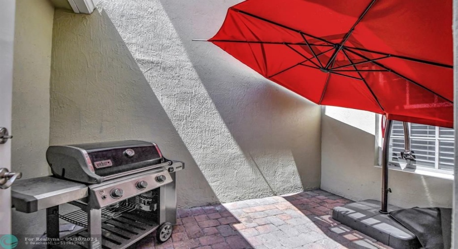 Private courtyard with outdoor shower. Relax, BBQ & more