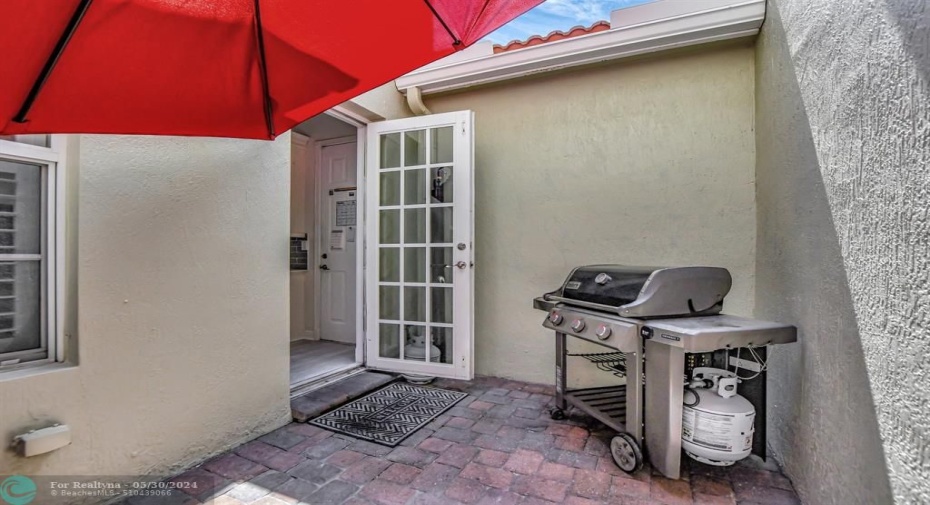 Private courtyard with outdoor shower. Relax, BBQ & more
