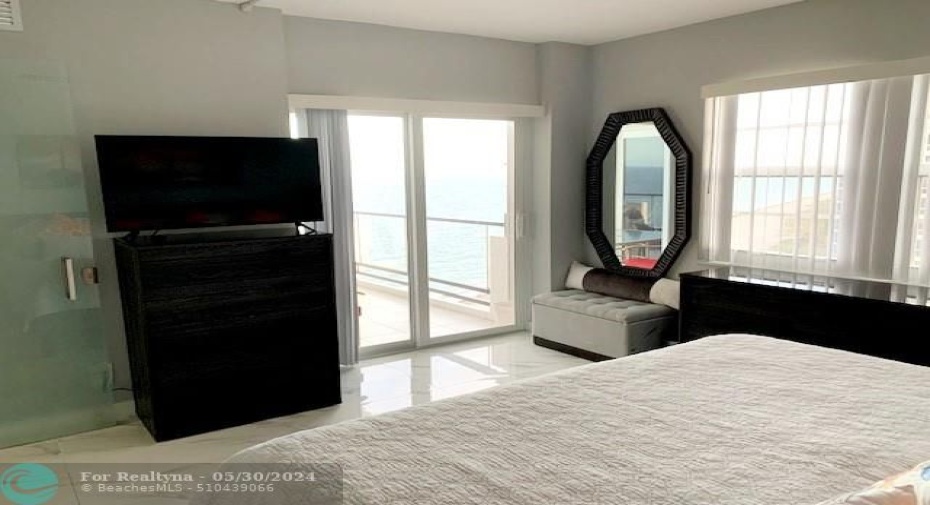Main bedroom w/view to ocean