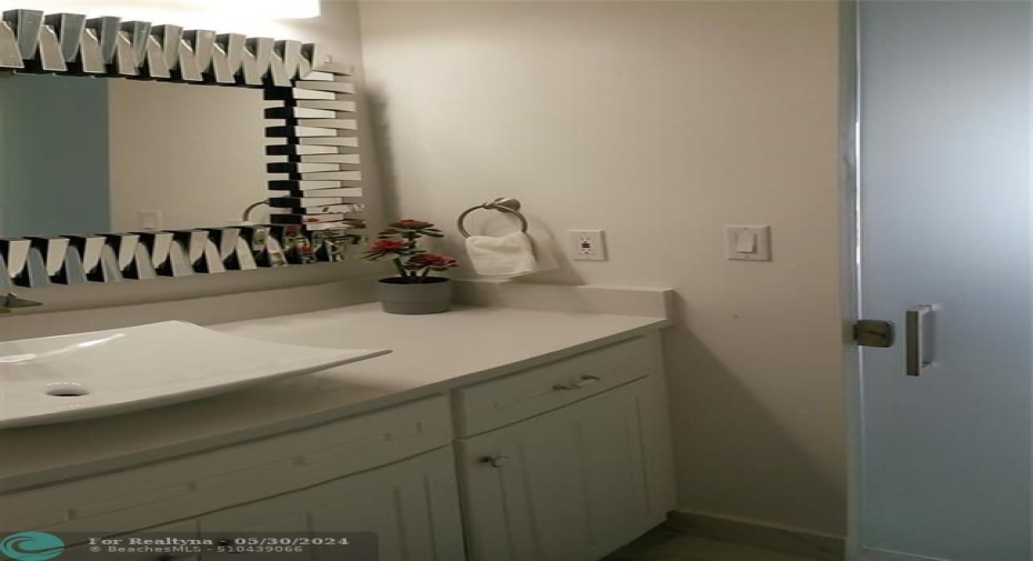 Main full bathroom, marmol counter