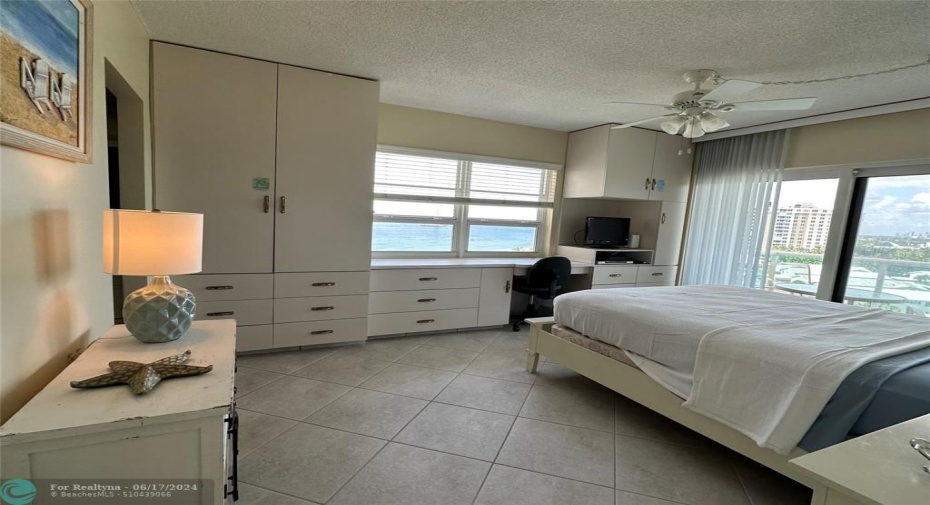 QUEEN BED DESK WITH OCEAN VIEW