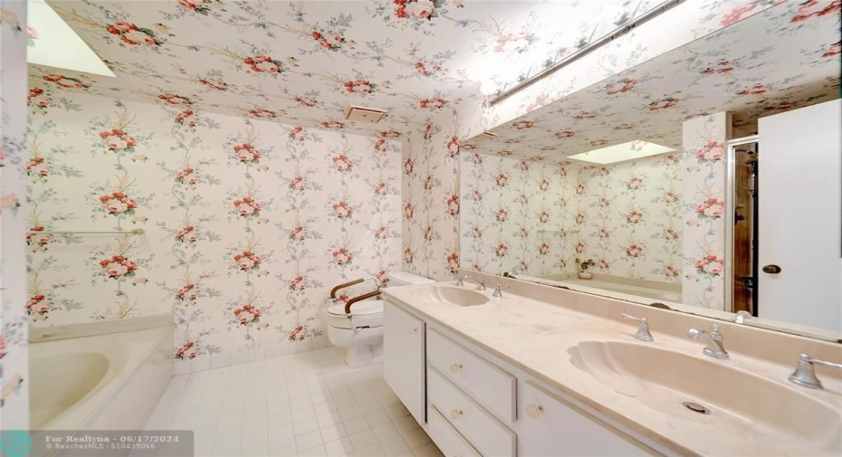 Large Master Bathroom w/ Duel Sinks & Large Bathtub