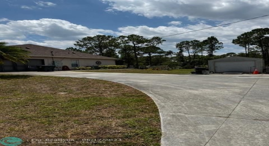 Long driveway to 2 car garage