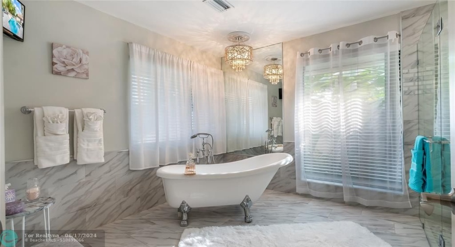 The spa-inspired en-suite bathroom is an indulgent escape unto itself. Find yourself being drawn to the exquisite freestanding soaked tub, perfectly positioned by dual windows overlooking the lush views.