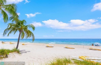 Walk to beautiful Fort Lauderdale beach!!