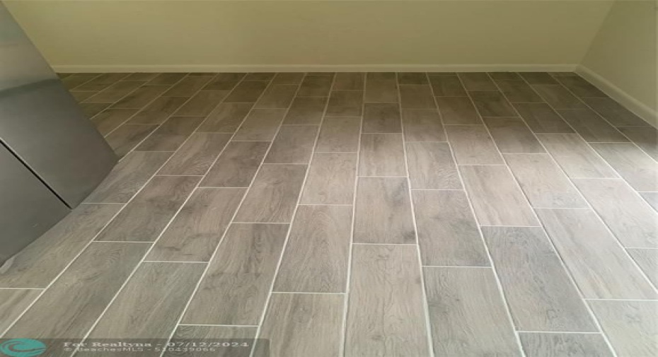 BEAUTIFUL FLOORING THROUGHOUT KITCHEN AREA/BREAKFAST AREA