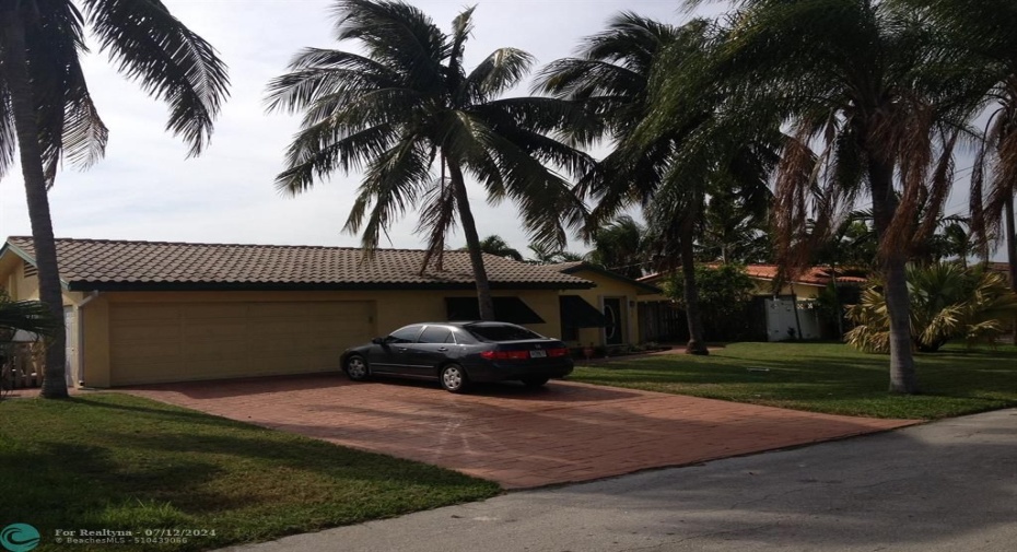 EXTRA WIDE DRIVEWAY 2 CAR GARAGE (PARTIALLY CONVERTED)