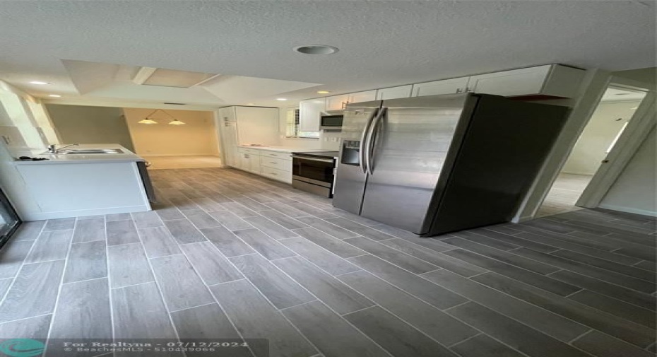 GALLEY KITCHEN W/ BREAKFAST AREA