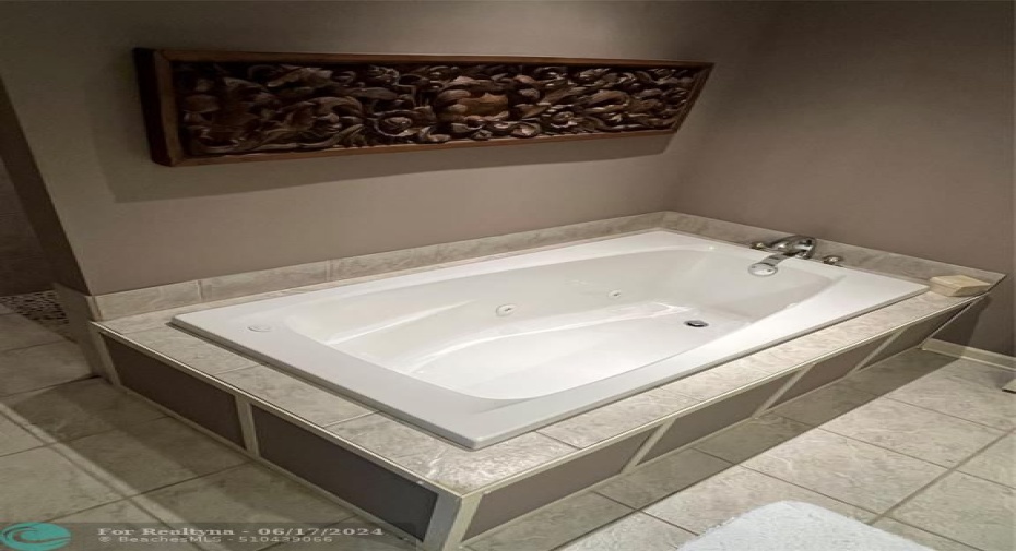 HUGE Master Bathroom Approx. 11'x8' JETTED TUB