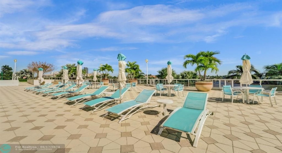 Lounge chairs located right on the intracoastal